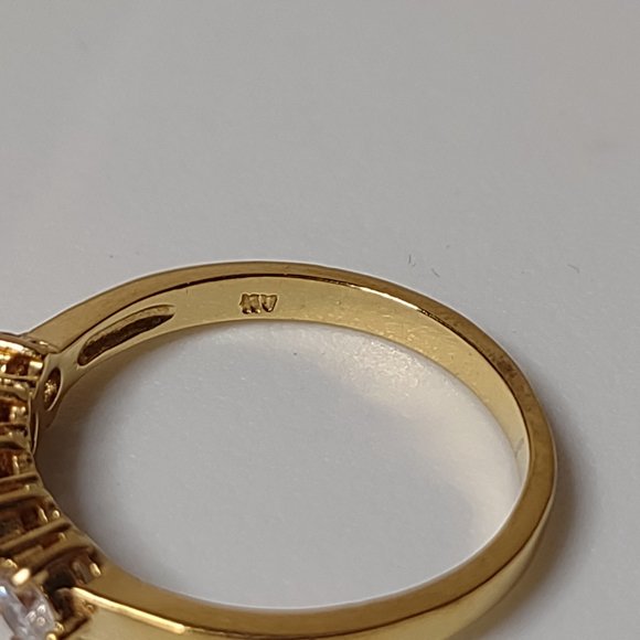 Size 8.25 Gold Tone Ring With Clear Stones - Picture 9 of 14